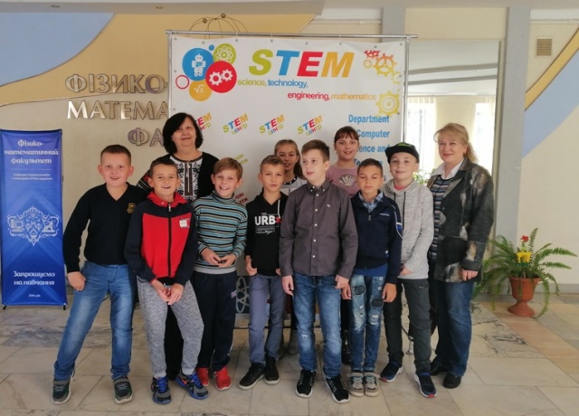 Учні 5-В класу ЗОШ №16 ім.В.Левицького із вчителем інформатики О. Б. Горпинюк